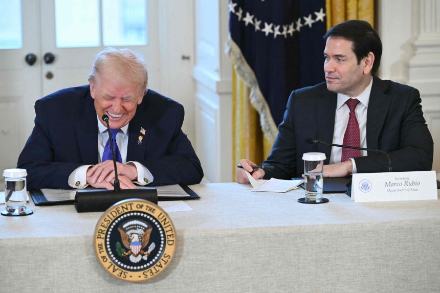 9일 백악관 행사에서 도널드 트럼프 미국 대통령(왼쪽)이 웃고 있다.오른쪽은 마코 루비오 국무장관./AFP 연합뉴스