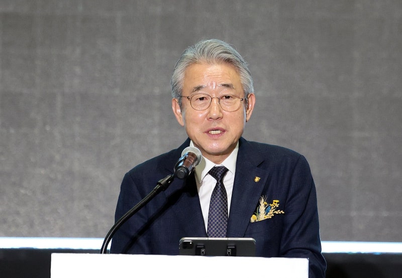 강호동 농협회장, 농민신문 회장 사임..호화 숙박비도 사비로 반환