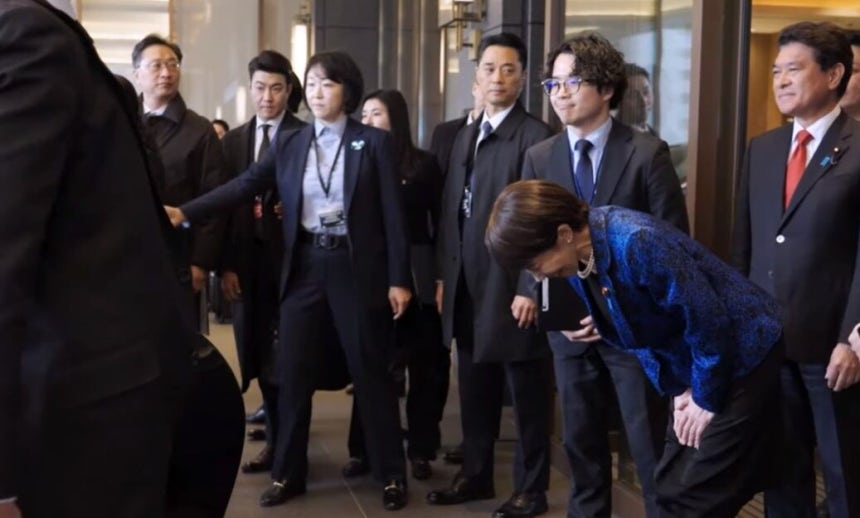 지난 13일 다카이치 사나에 일본 총리가 이재명 대통령에게 90도 각도로 인사하는 장면./글로벌타임스