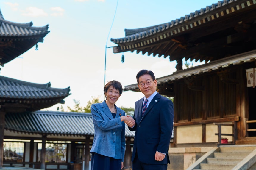 이재명 대통령과 다카이치 사나에 일본 총리가 14일 일본 나라현 호류지를 방문해 기념촬영을 하고 있다./뉴스1