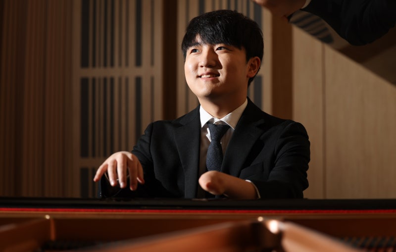 건반 위 한 손… 완벽하지 않아도 계속된다, 연주도 삶도