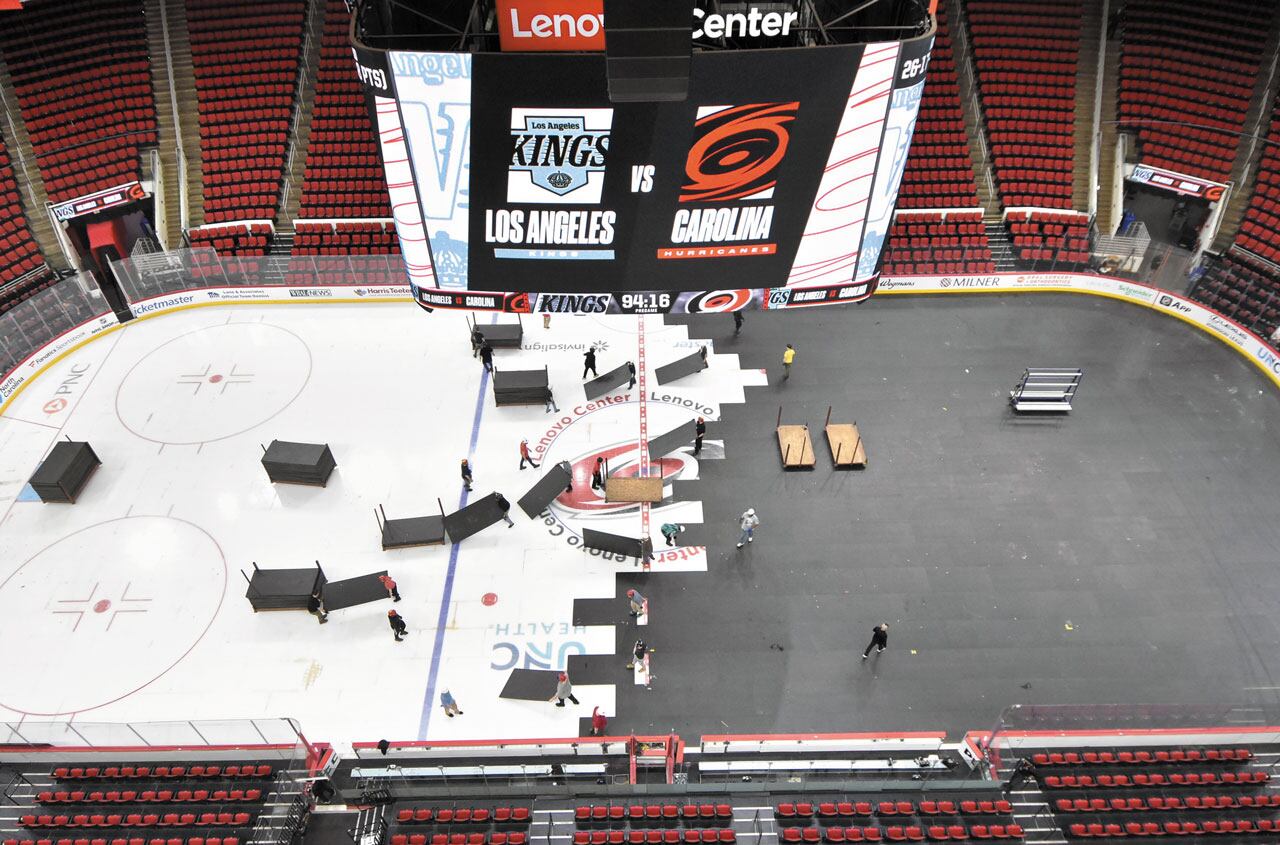 농구장 아래 숨은 빙판… 영상 20도 야구장서도 아이스하키