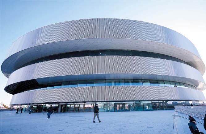 밀라노 아 이스하키장, 열긴 열었다