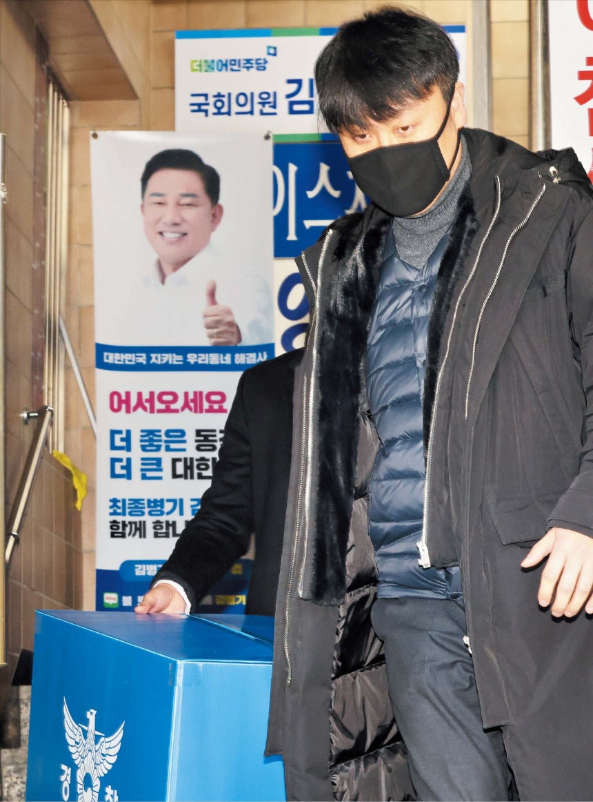  연합뉴스김병기 의원 사무실 압수수색 14일‘불법 선거 자금 수수’등 13개 혐의로 고발된 더불어민주당 김병기 의원의 서울 동작구 지역구 사무실에서 압수 수색을 마친 경찰 관계자가 박스를 들고 나오고 있다.