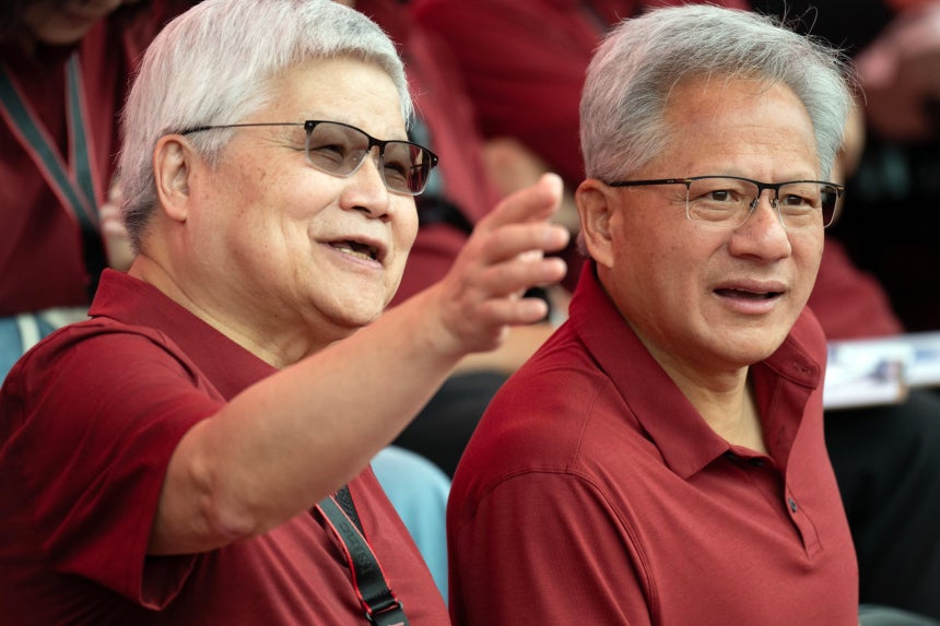 웨이저자(왼쪽) 대만 TSMC 최고경영자(CEO)와 젠슨 황 엔비디아 CEO가 지난해 11월 대만 신주(新竹)에서 열린‘TSMC 스포츠데이’행사에서 이야기를 나누고 있다.TSMC는 엔비디아와 퀄컴 등 세계적 팹