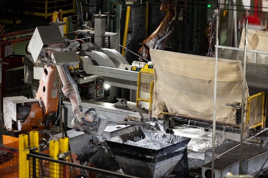 지난 6일 포스코 광양제철소의 한 도금 공장에서 로봇 팔이 아연 용액에 뜬 부유물을 건져내 바구니에 털어내고 있다.카메라와 AI(인공지능)가 부유물의 위치와 크기를 인식하면,<a href=