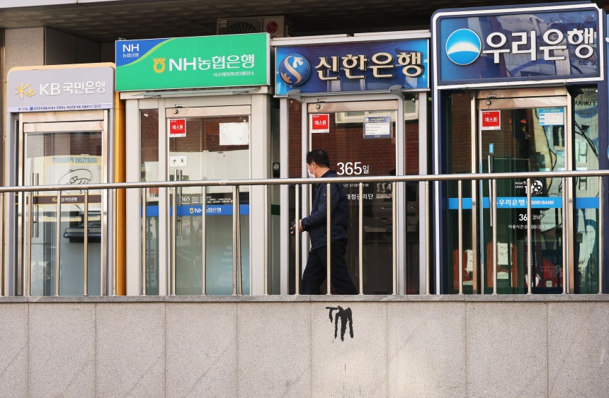 9일 서울 용산구에 설치된 은행 ATM기를 시민들이 이용하는 모습./뉴스1