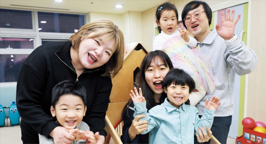  장경식 기자지난 14일 경기도 성남 한화비전의 직장 어린이집 놀이방에서 직원들과 자녀가 환하게 웃으며 포즈를 취하고 있다.한화비전은 직원들이 가정을 돌보며 일할 수 있도록 유연 근무제,난임 휴가 등 다양한 제도
