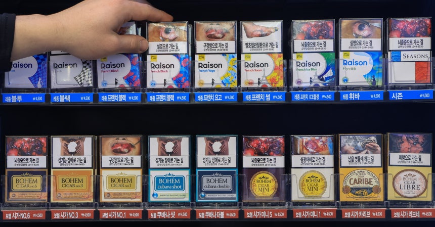15일 국민건강보험공단이 국내외 주요 담배 회사들을 상대로 낸 500억대 손해배상 청구 소송 항소심에서 패소했다.사진은 이날 서울 시내 편의점에 진열된 담배./박성원 기자
