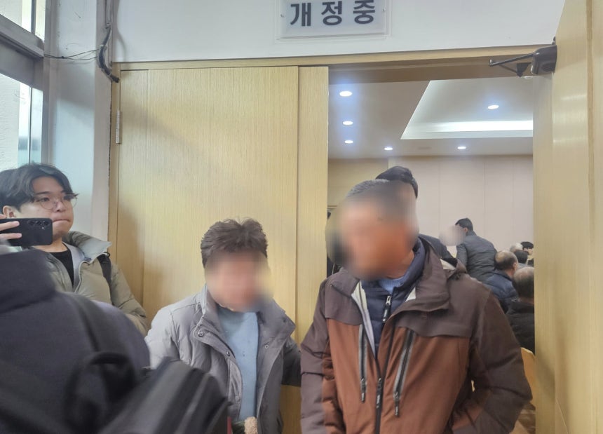 16일 오전 대구지법 의성지원에서 징역형 집행유예를 선고받은 '경북 산불' 실화자 과수원 임차인 정모씨가 법정을 나서고 있다./연합뉴스.