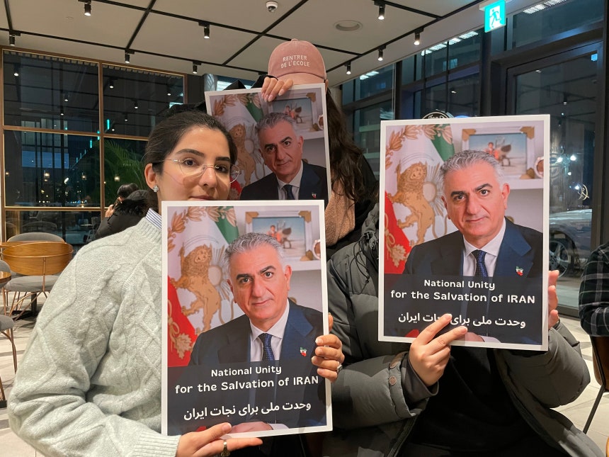 16일 서울 용산구 주한 이란 대사관 인근 카페에서 재한 이란인 사나즈(33) 씨가 본지와 인터뷰하고 있다.사나즈 씨를 제외한 다른 참석자들은 이란 당국의 색출과 본국 가족에 대한 보복을 우려해 신원을 밝히지 않았