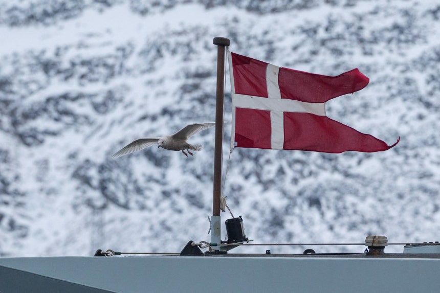 16일 그린란드 수도 누크에 정박한 덴마크 해군초계함‘크누드 라스무센’함에 덴마크 국기가 꽂혀있다./로이터 연합뉴스 