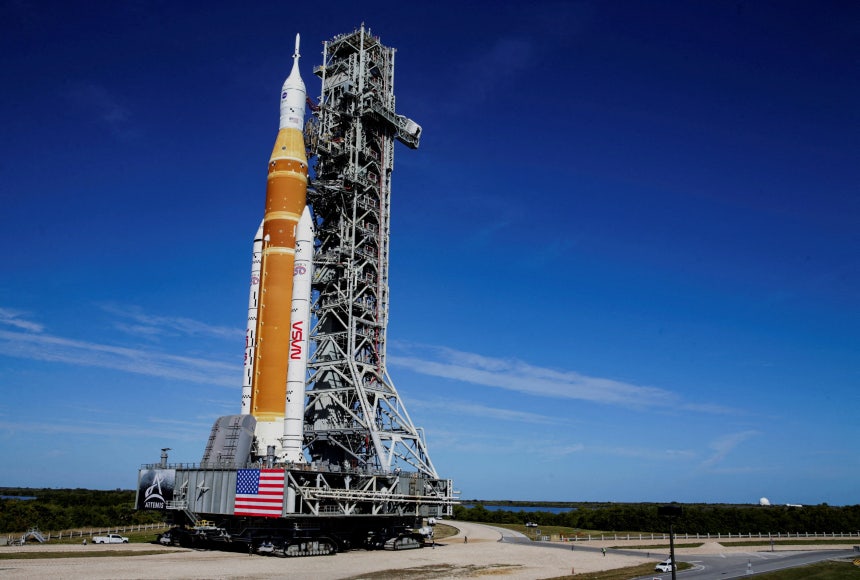 미국 항공우주국(NASA)의 차세대 달 탐사용 로켓 우주발사시스템(SLS) 이 오리온(Orion) 유인 우주선 캡슐을 실은 채 2026년 1월 17일(현지시간) 미국 플로리다주 케이프 커내버럴의 케네디 우주센터에서 