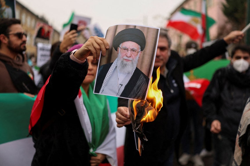 지난 17일 이탈리아 밀라노에서 열린 이란 반정부 시위 지지 집회에서 한 참가자가 아야톨라 알리 하메네이 이란 최고 지도자의 사진을 불태우고 있다./로이터 연합뉴스