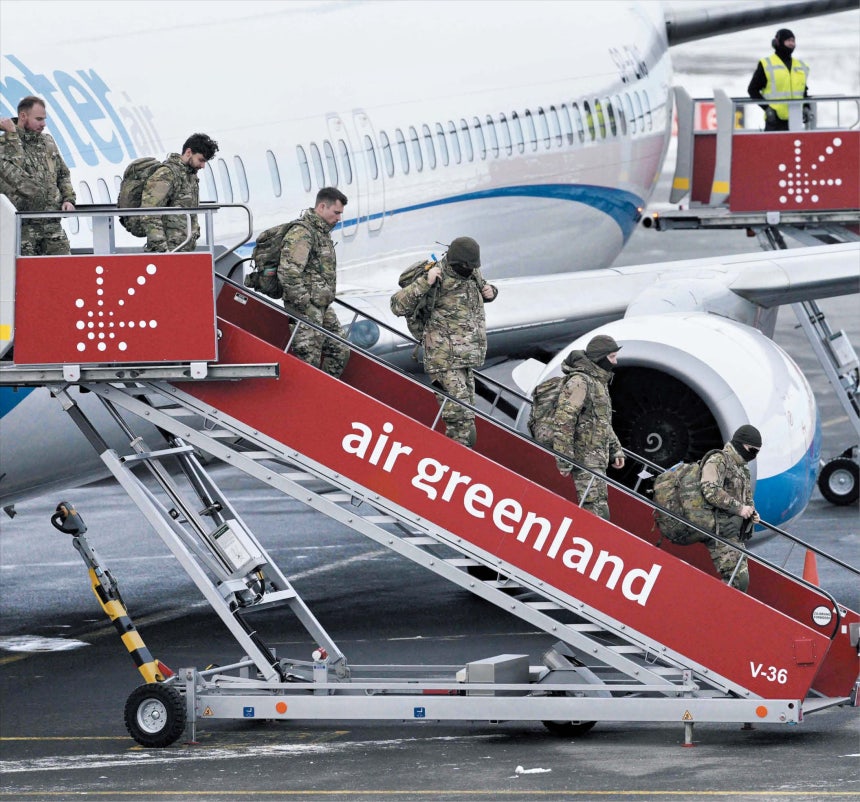 독일,그린란드에 병력 파견 16일 그린란드 수도 누크 국제공항에 착륙한 비행기에서 독일 연방군 소속으로 추정되는 군인들이 내리고 있다.도널드 트럼프 미국 대통령이 그린란드 편입에 대한 의지를 밝히며 무력 사용 