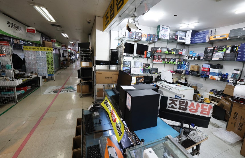 서울의 대표적 조립 PC 전문 상가인 용산구 한강로 선인상가의 19일 모습.최근 D램 가격 폭등으로 손님들의 발길이 끊기자 많은 점포가 개점휴업 상태다.상가 전체에서 가장 붐빈다는 1층 매장도 텅 비었다./장경식