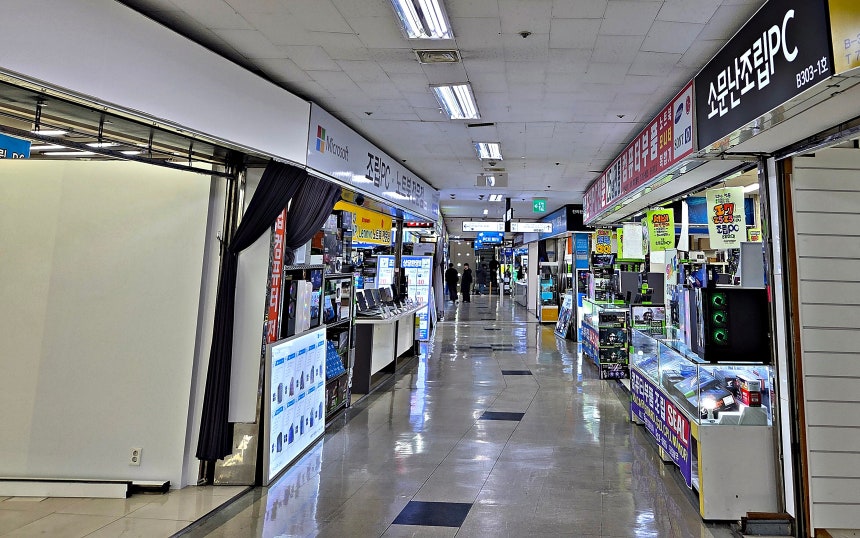 D램 가격 급등으로 PC 수요가 크게 줄면서 가뜩이나 한산하던 용산 선인 상가의 조립 PC 전문 매장이 아예 텅텅 비었다./최아리 기자