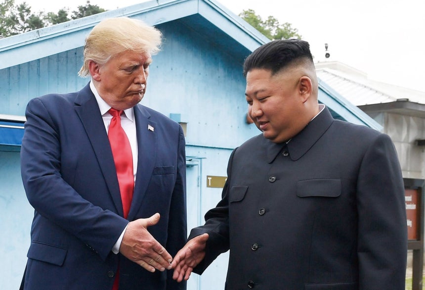 도널드 트럼프 대통령(왼쪽)과 북한 김정은이 지난 2019년 6월 30일 판문점에서 만나 악수를 하고 있다./AP 연합뉴스