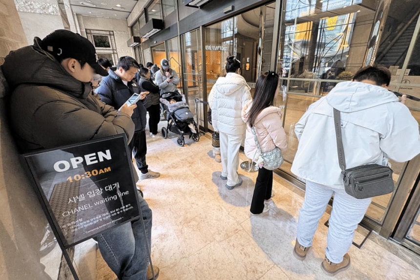 명품 매장 영업 시간 전 줄 선 고객들 - 프랑스 명품 브랜드 샤넬은 지난 13일 '클래식 맥시 핸드백' 등 국내에서 판매하는 주요 제품 가격을 7% 안팎 인상했다.롤렉스·반클리프 아펠·에르메스·디올 등도 가격을 