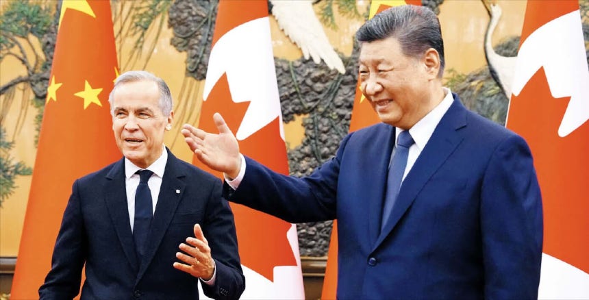 시진핑 만난 캐나다 총리 지난 16일 중국 베이징 인민대회당에서 열린 정상회담에 앞서 시진핑(오른쪽) 중국 국가주석이 마크 카니 캐나다 총리를 안내하고 있다./로이터 연합뉴스