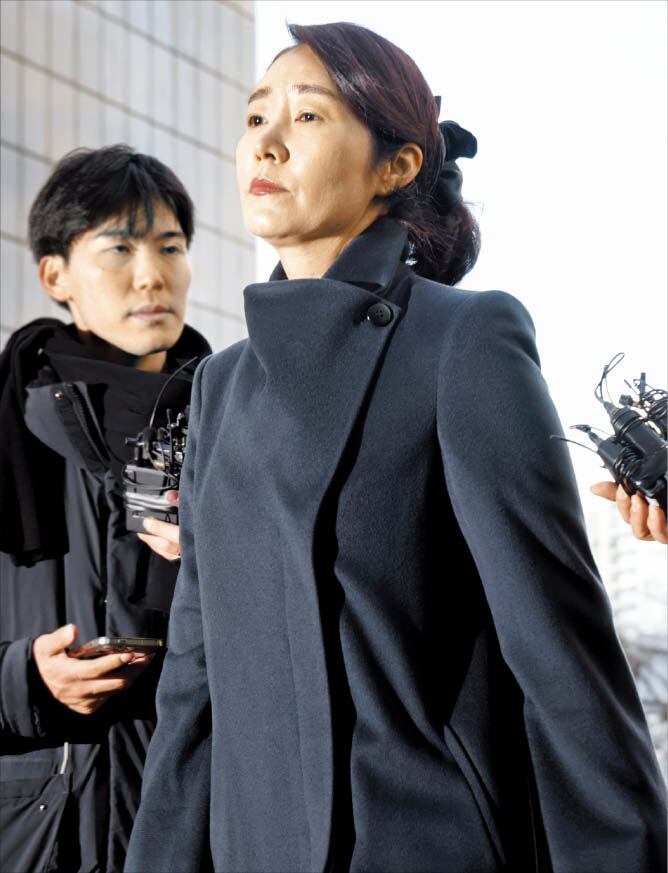 20일 오전 강선우 의원이 서울 마포구 서울경찰청 공공범죄수사대에 출석하고 있다.강 의원은 2022년 지방선거를 앞두고 김경 서울시의원으로부터‘공천 헌금’1억원을 수수한 혐의를 받고 있다./장련성 기자