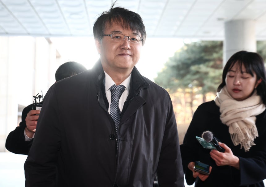 통일교와 신천지의 정교유착 의혹을 수사하는 합동수사본부를 이끌게 된 김태훈 본부장이 지난 8일 오전 서울 서초구 서울고등검찰청으로 출근하고 있다./뉴스1