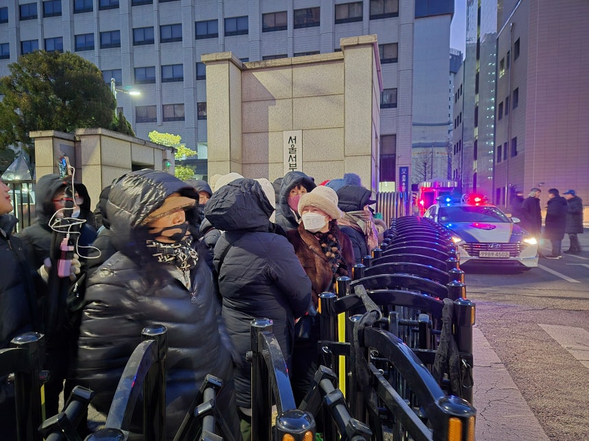 22일 오전 전광훈 사랑제일교회목사가 서울서부지검으로 구속 송치되자,<a href=