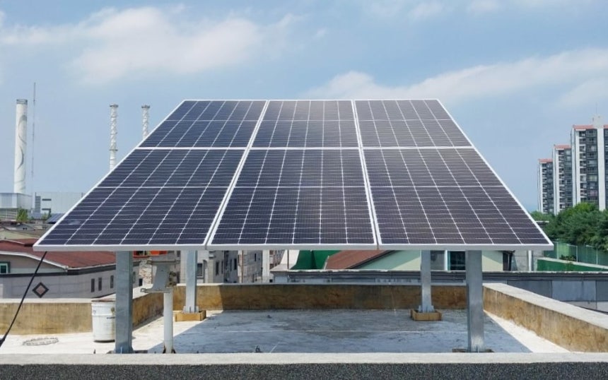 한 단독 주택 옥상에 설치된 태양광 패널./뉴스1