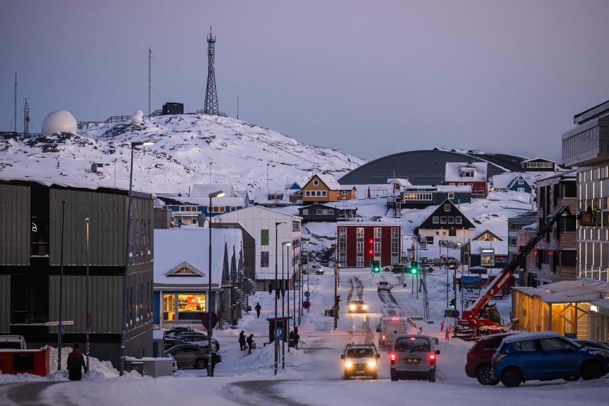 20일 그린란드 누크 시내 눈 덮인 거리를 차량들이 지나가고 있다./AFP 연합뉴스