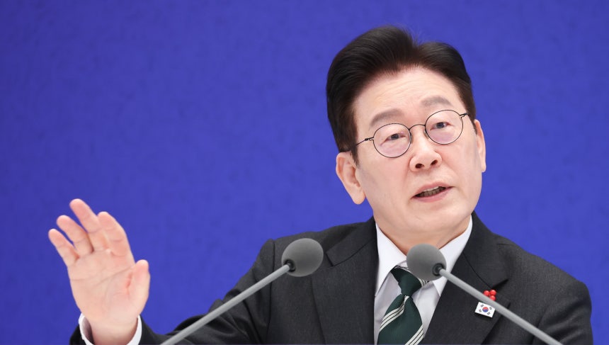 이재명 대통령이 21일 청와대 영빈관에서 열린 신년 기자회견에서 취재진 질문에 답변을 하고 있다./뉴스1