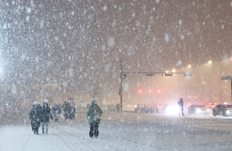 극한 한파에 ‘폭설대란’까지... 한밤 수도권 하얗게 덮었다