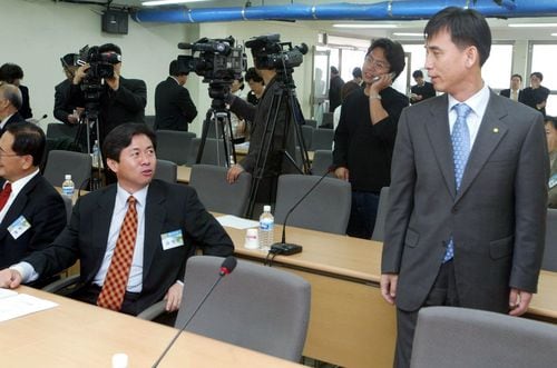 지난 2005년 열린우리당 회의에서 유시민(오른쪽) 당시 의원과 김영춘 의원이 서로를 바라보는 모습./조선일보DB