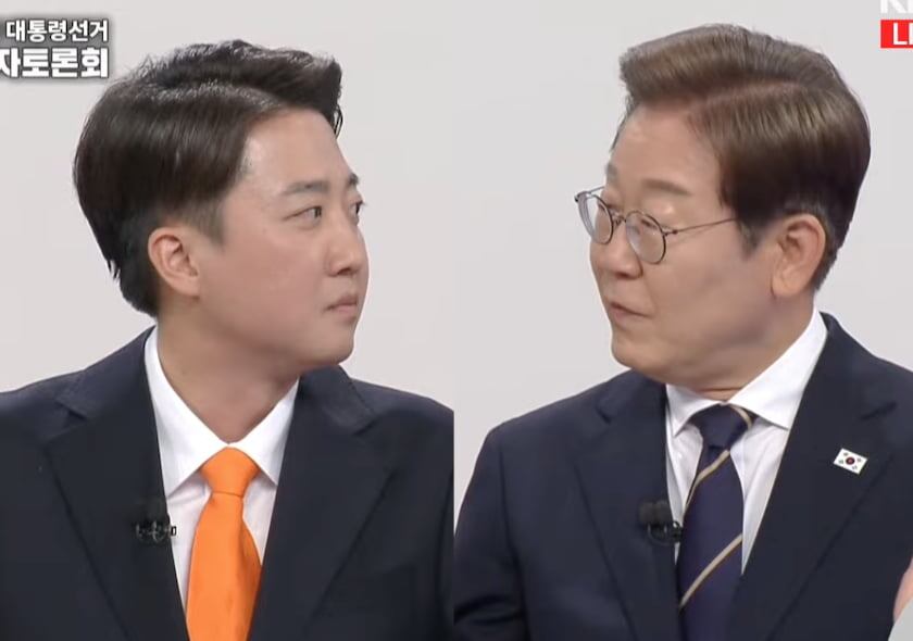 지난해 5월 18일 대선 후보자 1차 TV 토론회에서 개혁신당 이준석(왼쪽) 당시 후보와 더불어민주당 이재명 후보의 모습./KBS