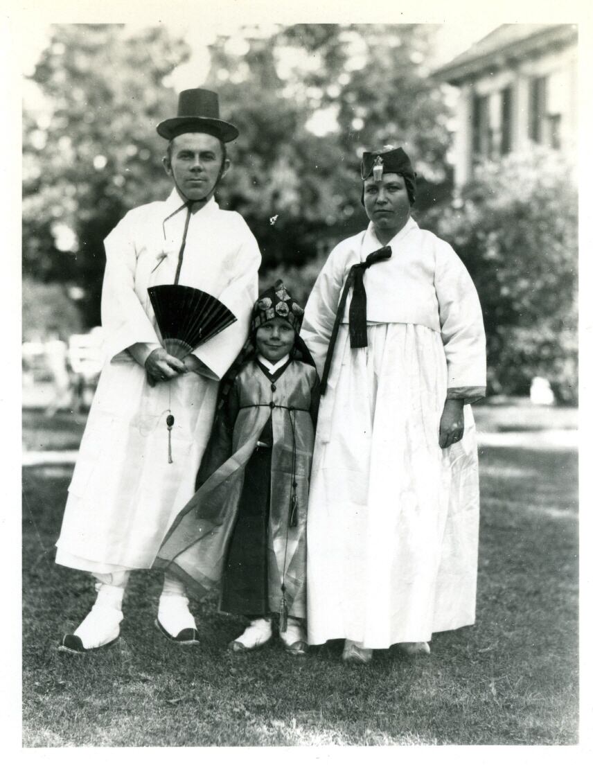 언더우드 가족(1923).왼쪽부터 원한경,원일한,에델 언더우드./연세대 기록관