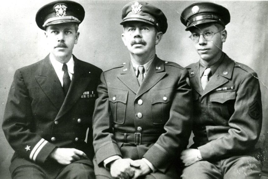 해방 직후 미군정 고문과 미군 장교로 고향 서울로 돌아온 언더우드 부자(1946).왼쪽부터 큰아들 해군장교 원일한,원한경,넷째아들 육군장교 원득한.원일한과 원득한은 6.25전쟁에 참전했고,통역으로 '정전 협