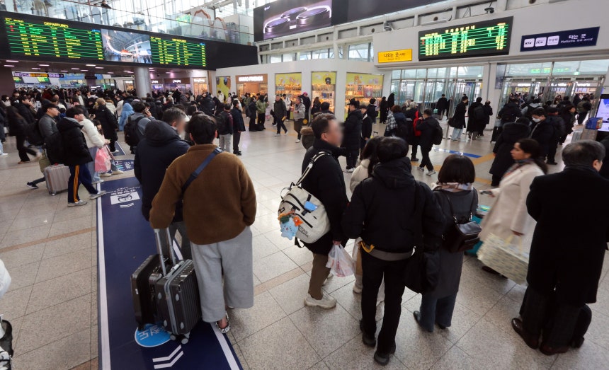 지난해 1월 28일 한국철도공사(코레일)가 전국적인 폭설과 한파로 인한 안전 확보를 위해 경부고속선과 호남고속선,강릉선,중앙선의 KTX를 감속운행 중이라고 밝혔다.이날 서울역이 귀성 인파로 북적였다./연합