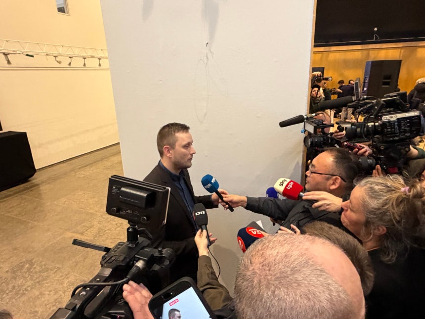 22일 오후 2시 그린란드 수도 누크의 복합공연장인 카투악 문화센터에서 옌스프레데리크 닐센(35) 그린란드 자치정부 수반의 기자회견을 하고 있다/ 원선우 특파원