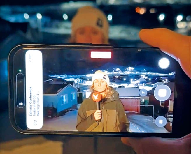 갑작스럽게 그린란드로 날아온 각국 취재진은 초면이지만 서로를 돕고 있다.22일 애나벨 그로스먼 영국 인디펜던트 기자가 마이크를 들고 보도하는 장면을 본지 기자가 촬영해주고 있다./원선우 특파원