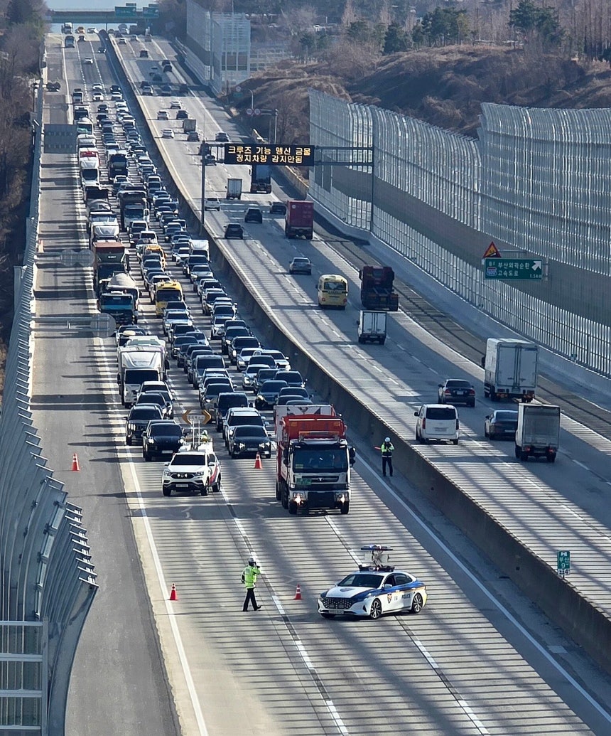 부산경찰청 고속도로순찰대가 지난 16일 경남 양산시 동면 경부고속도로 양산휴게소 인근에서 유관기관과 합동으로 2차 교통사고 예방을 위해 실제 교통사고 상황을 가정한 모의훈련을 하고 있다.위 사진은 기사와 직접적인 