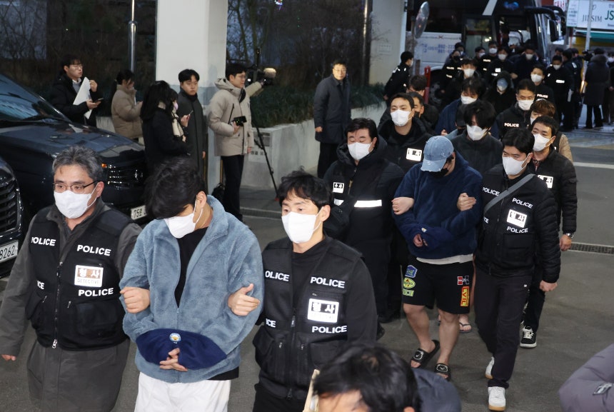 캄보디아 범죄조직의 범행에 가담했다가 국내로 강제 송환 후 압송된 한국인 피의자들이 23일 오후 부산 동래경찰서에 도착해 호송차에서 내리고 있다./연합뉴스