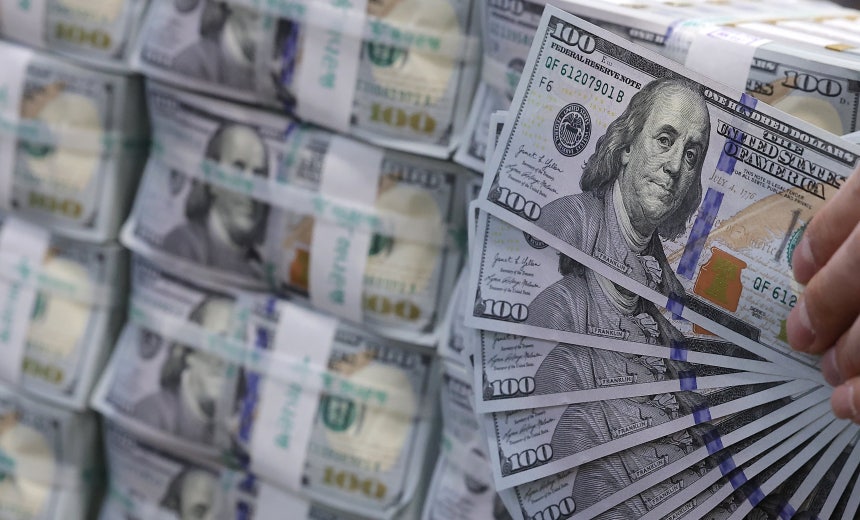 서울 중구 하나은행 위변조대응센터에서 직원이 달러화를 정리하는 모습./뉴스1