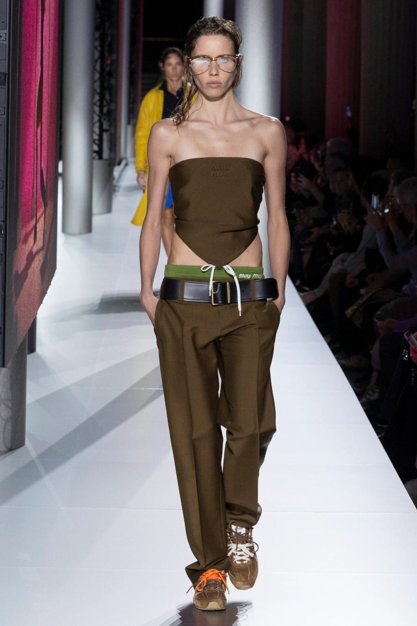 미우미우 2024 봄여름(S/S) 런웨이에서 공개된 미우미우와 뉴발란스가 협업한 530SL 모델./미우미우 홈페이지