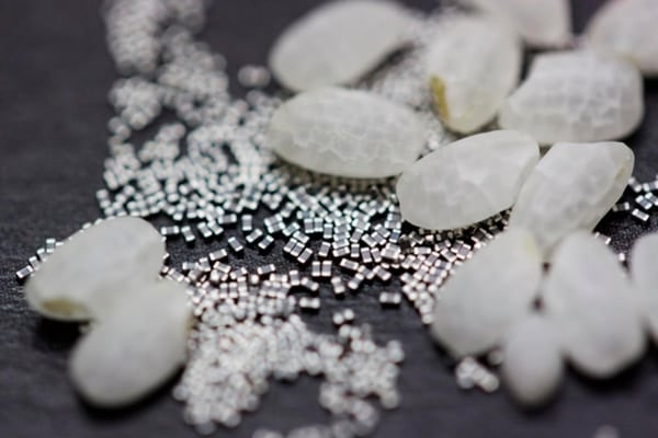 적층세라믹커패시터(MLCC)가 쌀과 섞여 있는 모습.MLCC는 전기를 보관했다가 일정량씩 내보내는 '댐'의 역할을 한다.가로·세로 길이가 각각 머리카락 굵기(0.3mm) 수준이다./삼성전기