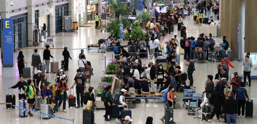 작년 추석 황금연휴를 해외에서 보내고 돌아온 여행객들이10월 12일 인천국제공항 1터미널로 귀국하고 있다.인천국제공항은 지난해 여객 부문에서 2001년 개항 이후 역대 최다 실적을 기록했다/뉴스1 