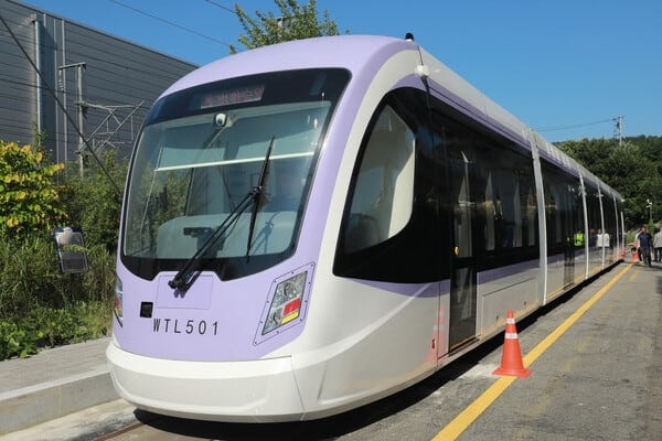 지난해 9월 위례선 트램 차량 예비주행 시험이 이뤄지고 있다. /뉴스1