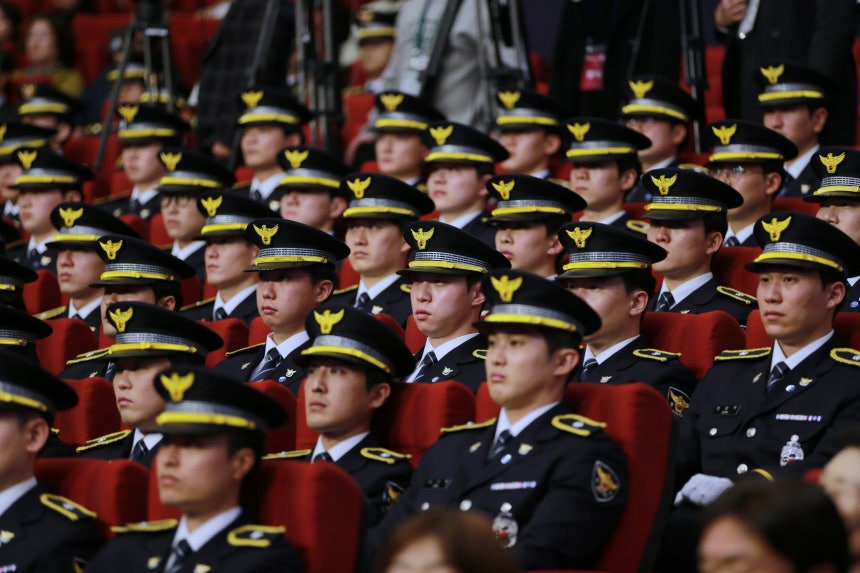 13일 충남 아산 경찰대학 이순신홀에서 열린 '2025년 신임경찰 경위·경감 임용식'에 신규 임용 경찰들이 참석해 있다./경찰대학