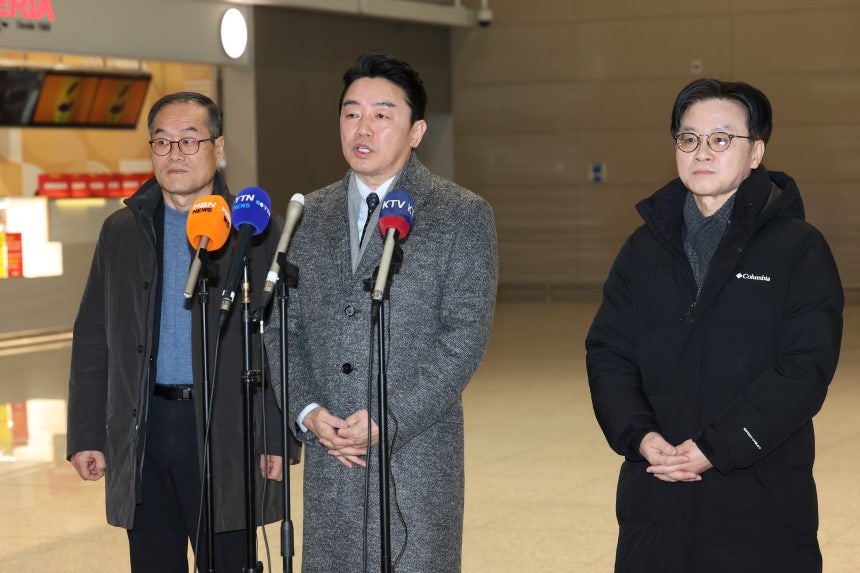 강훈식(가운데) 대통령실 비서실장이 26일 인천국제공항에서 출국 직전 취재진과 만나 '캐나다 초계 잠수함 프로젝트(CPSP)' 등 방산 협력에 관한 질문에 답하고 있다.왼쪽은 이용철 방위사업청장,오른쪽은 김정관 
