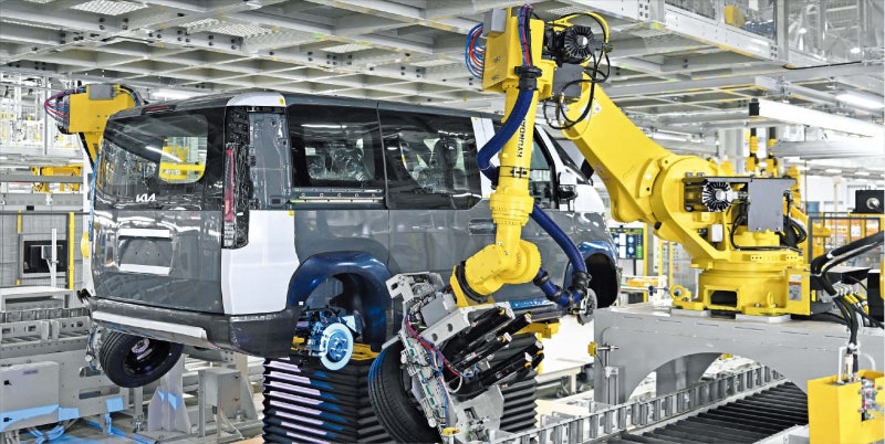 AI가 판단, 로봇이 작업… 50㎏ 차문 조립에 105초