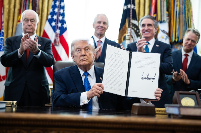 트럼프, 독립 250주년 잇단 파격 이벤트… 워싱턴에 76m 개선문 세우고 카레이싱