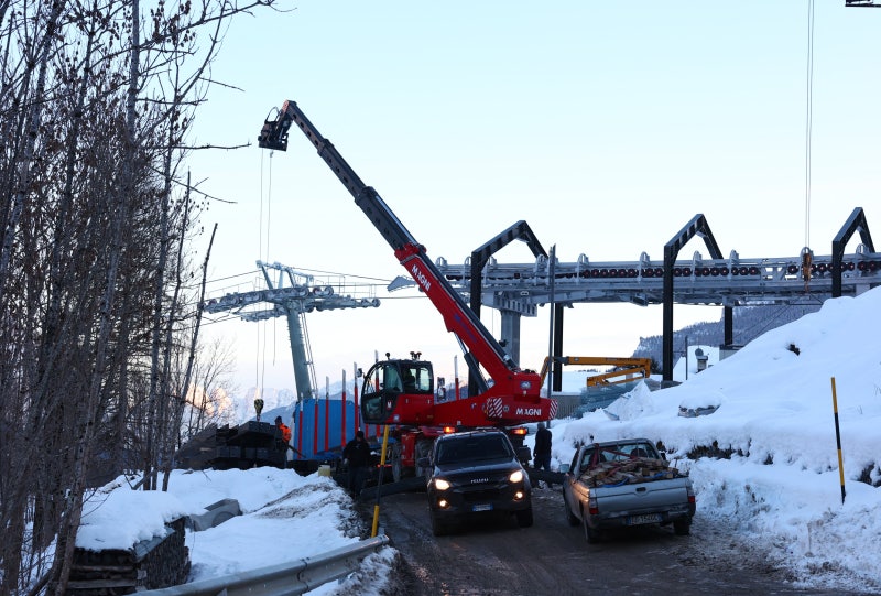 거리 스크린엔 축구 영상이… 스키장은 아직 공사 중